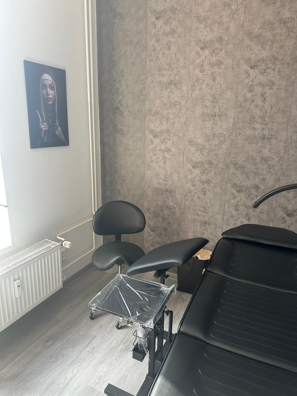 Stejná místnost z boku, židle u okna.