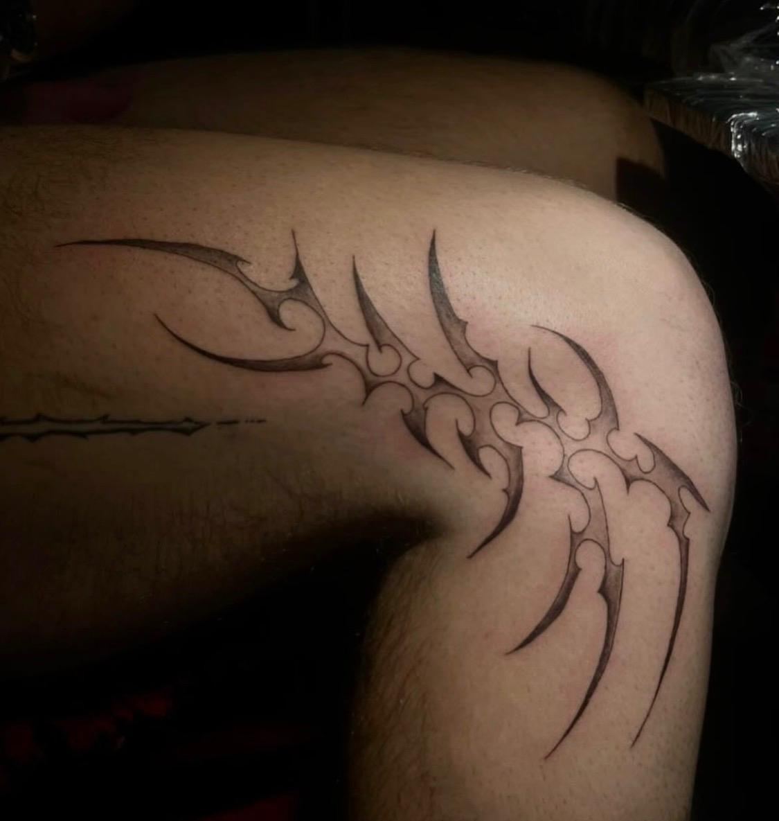 Tribal tetování na koleni.